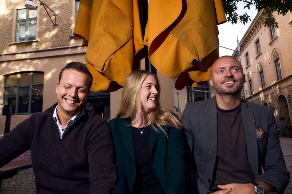 Tre leende kollegor från Oddwork i utomhusmiljö. Från vänster, Mattias Marberg, Ellinor Hellberg och Niklas Kekonius.