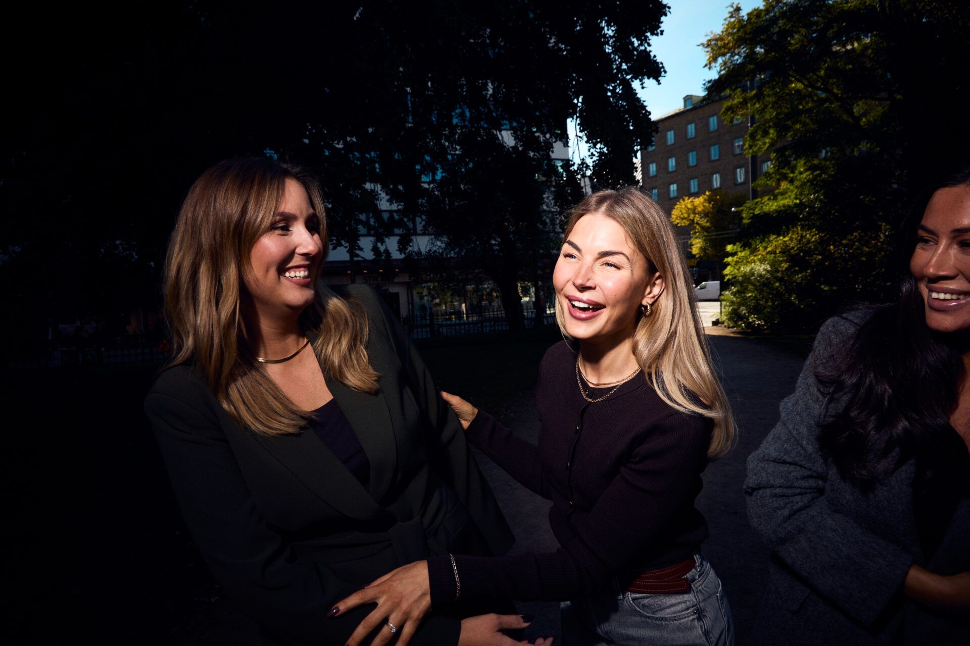 Två glada kollegor från Oddwork i fokus, från vänster Alexandra Åhré Head of Digital och Iza von Eyben, Senior Strategic copywriter.