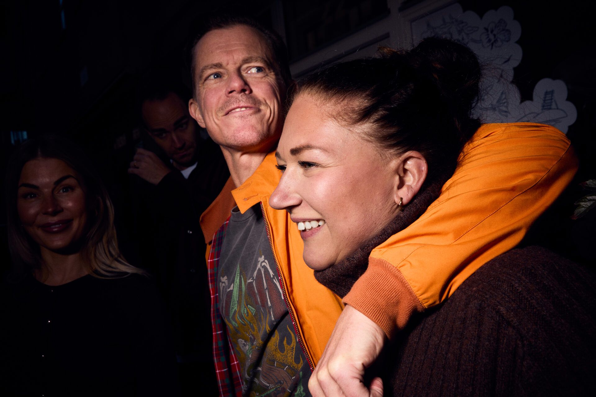 Två glada kollegor från Oddwork håller om varandra och skrattar. Från vänster Victor Edholm och Carolina Elofsson.